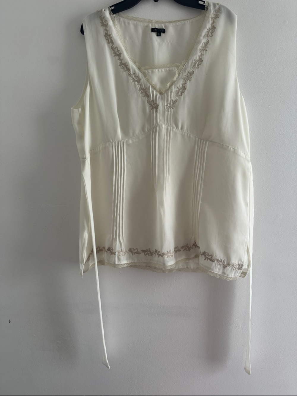 Zeze white sleeveless blouse